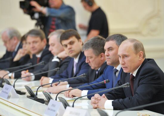 Vladimir Putin meets with United Russia Party leadership