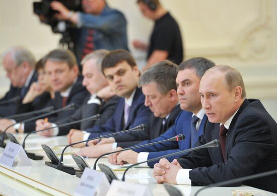 Vladimir Putin meets with United Russia Party leadership