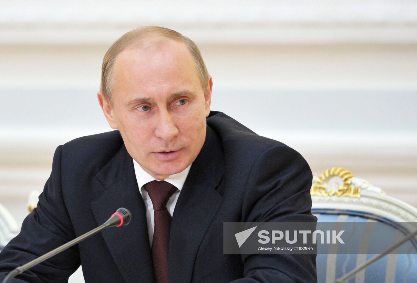 Vladimir Putin meets with United Russia Party leadership