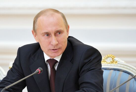 Vladimir Putin meets with United Russia Party leadership