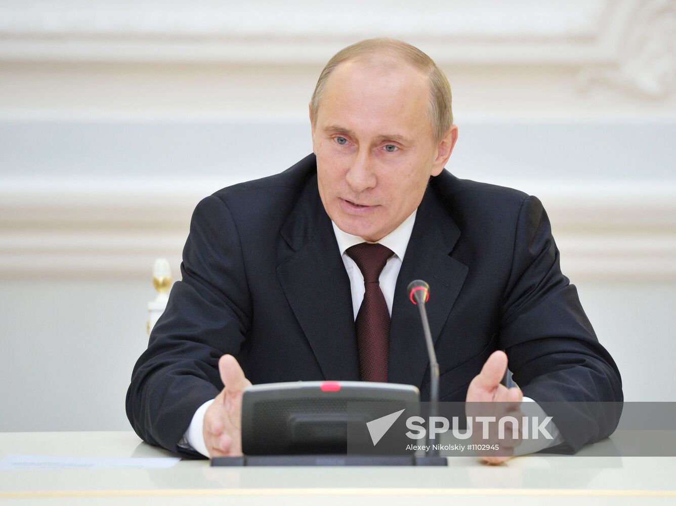 Vladimir Putin meets with United Russia Party leadership