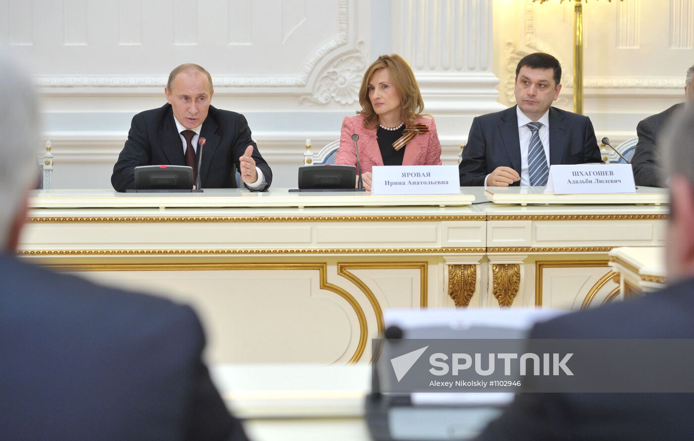 Vladimir Putin meets with United Russia Party leadership
