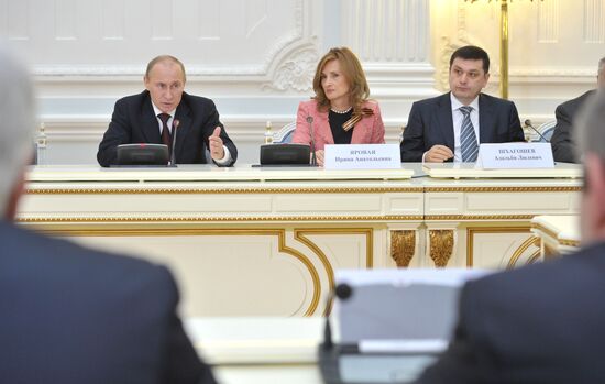 Vladimir Putin meets with United Russia Party leadership