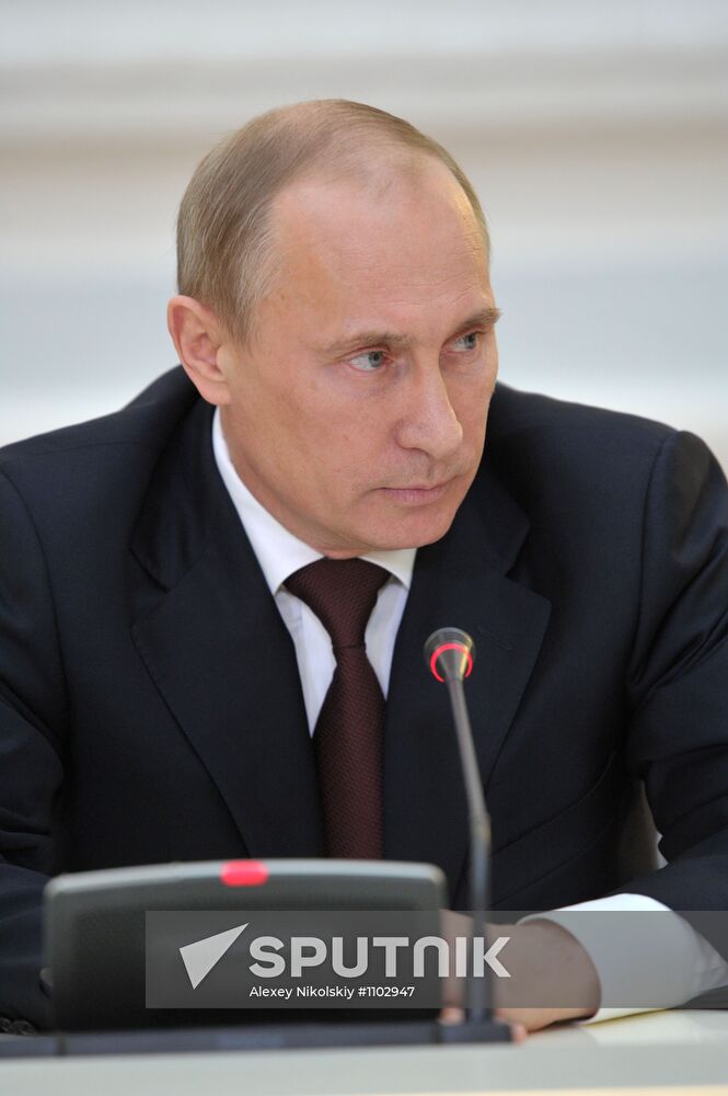 Vladimir Putin meets with United Russia Party leadership