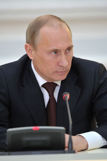 Vladimir Putin meets with United Russia Party leadership
