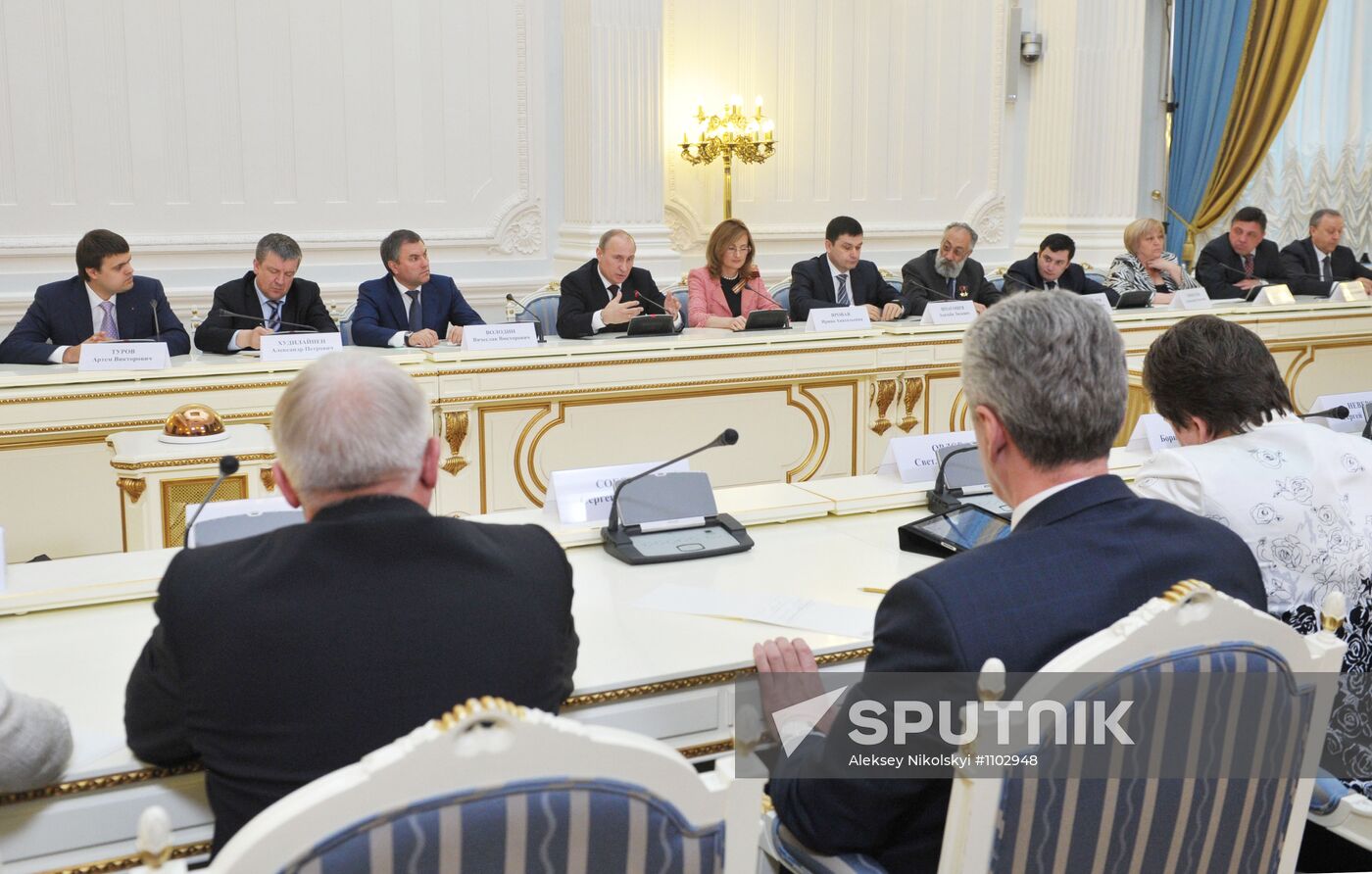 Vladimir Putin meets with United Russia Party leadership