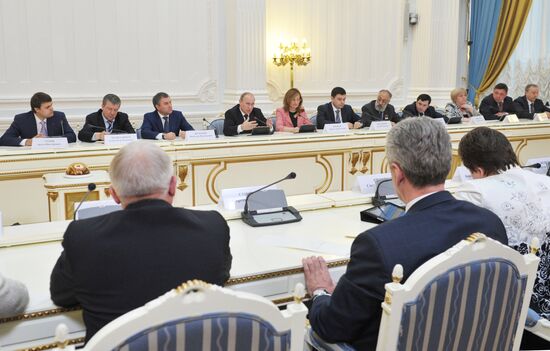 Vladimir Putin meets with United Russia Party leadership