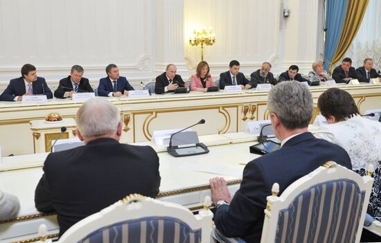 Vladimir Putin meets with United Russia Party leadership