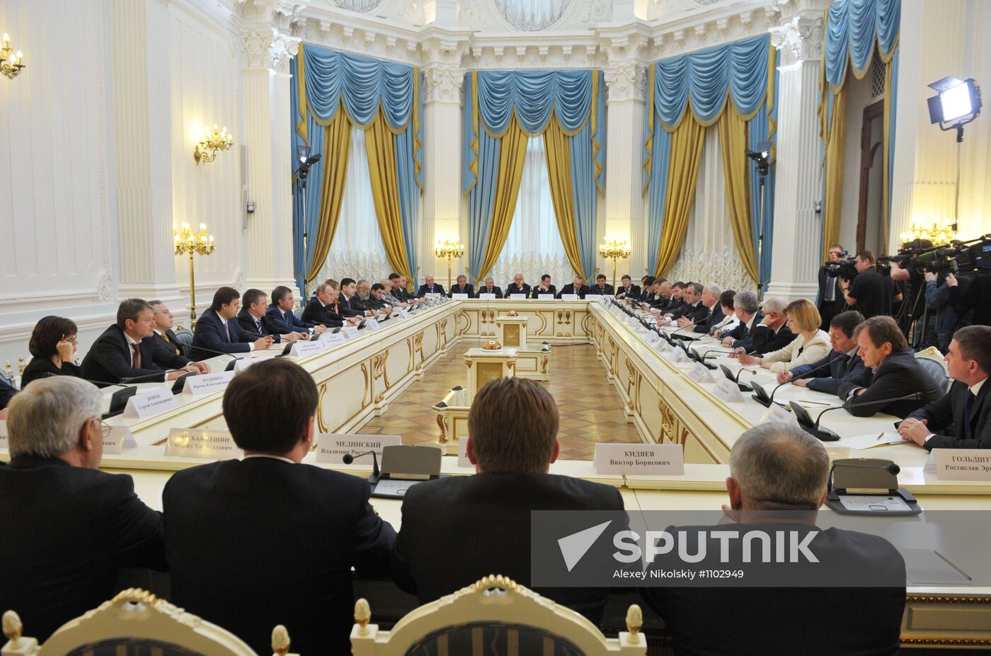 Vladimir Putin meets with United Russia Party leadership