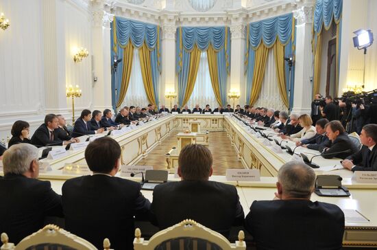 Vladimir Putin meets with United Russia Party leadership
