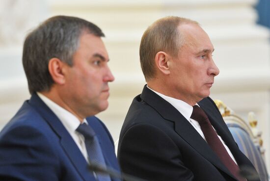 Vladimir Putin meets with United Russia Party leadership
