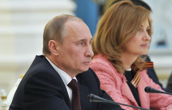 Vladimir Putin meets with United Russia Party leadership