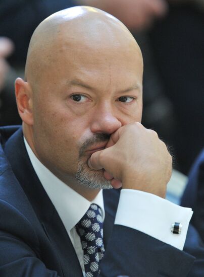 Vladimir Putin meets with United Russia party leadership