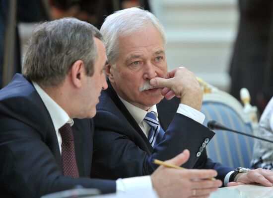 Vladimir Putin meets with United Russia party leadership