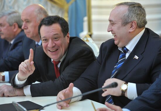 Vladimir Putin meets with United Russia party leadership