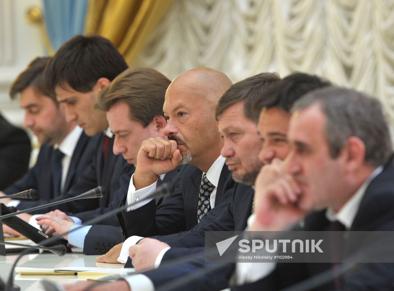 Vladimir Putin meets with United Russia party leadership