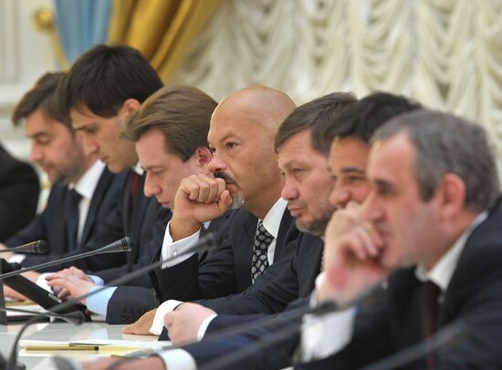 Vladimir Putin meets with United Russia party leadership