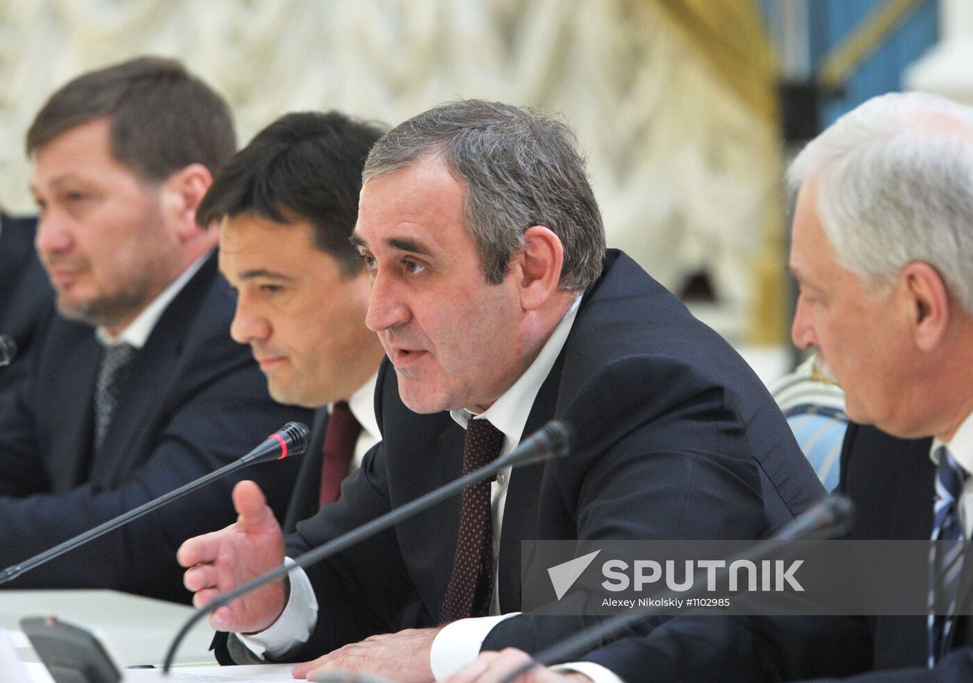 Vladimir Putin meets with United Russia party leadership