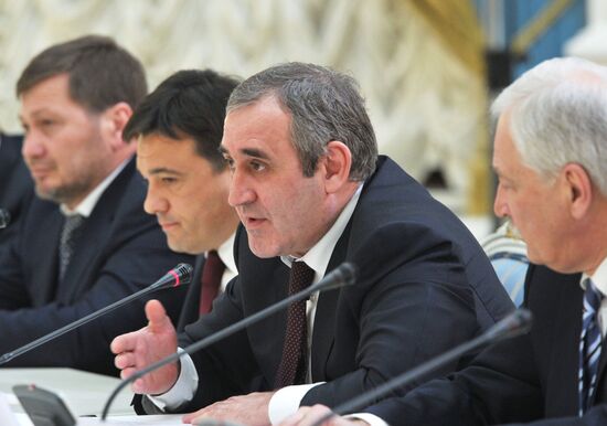 Vladimir Putin meets with United Russia party leadership