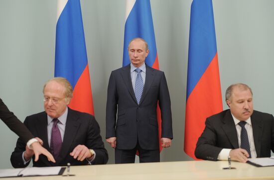 Vladimir Putin meets with Eni officials