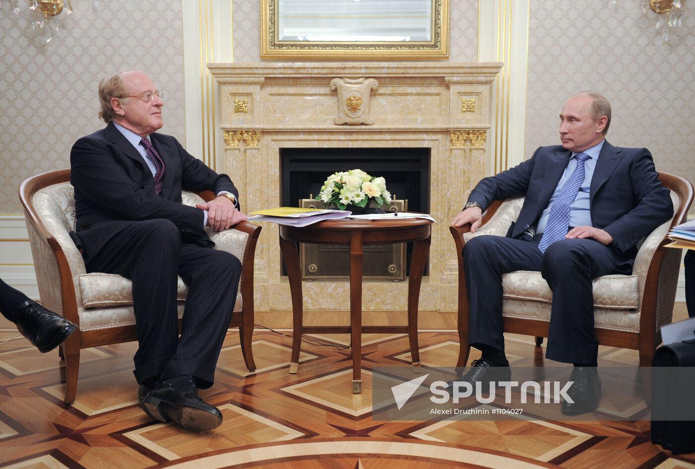 Vladimir Putin meets with Eni officials