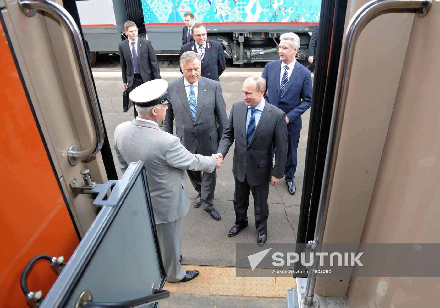 Vladimir Putin visits Russian Railways Company's Research Center