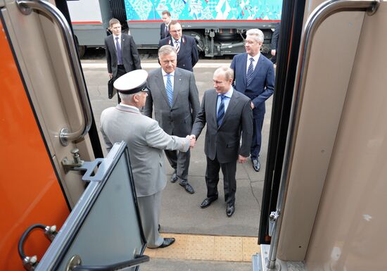 Vladimir Putin visits Russian Railways Company's Research Center