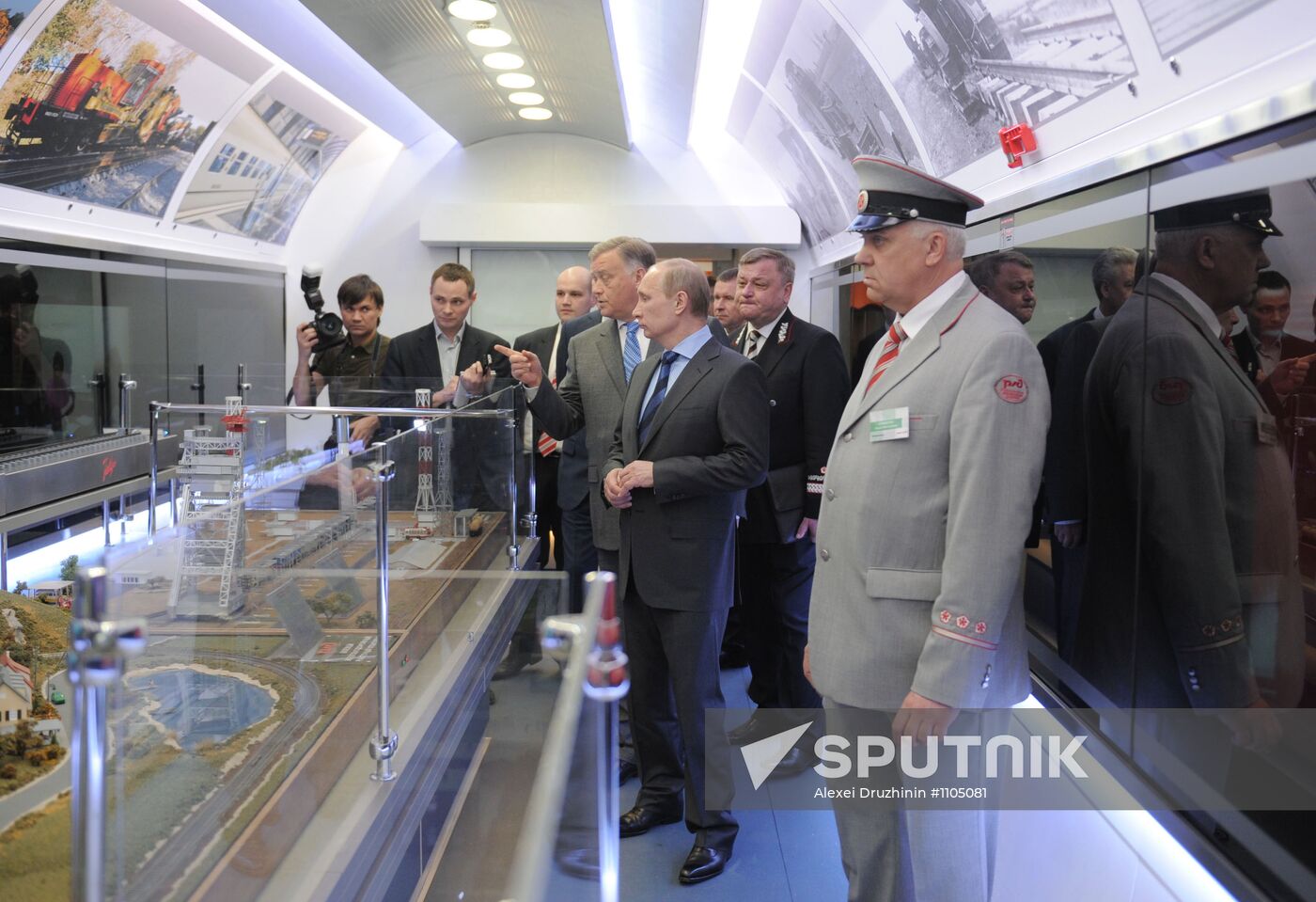 Vladimir Putin visits Russian Railways Company's Research Center