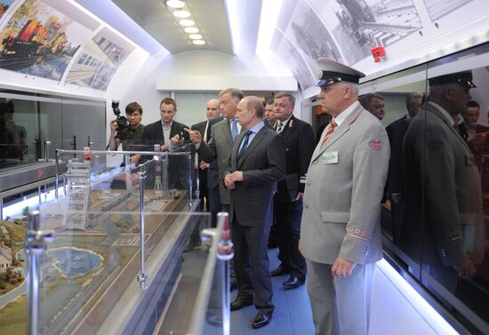 Vladimir Putin visits Russian Railways Company's Research Center