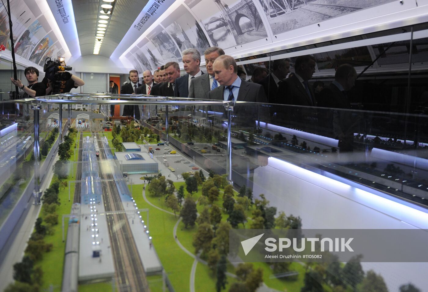 Vladimir Putin visits Russian Railways Company's Research Center