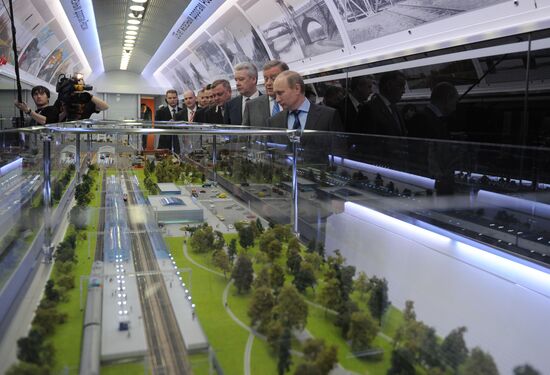 Vladimir Putin visits Russian Railways Company's Research Center