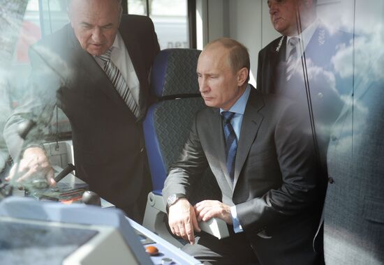 Vladimir Putin visits Russian Railways Company's Research Center