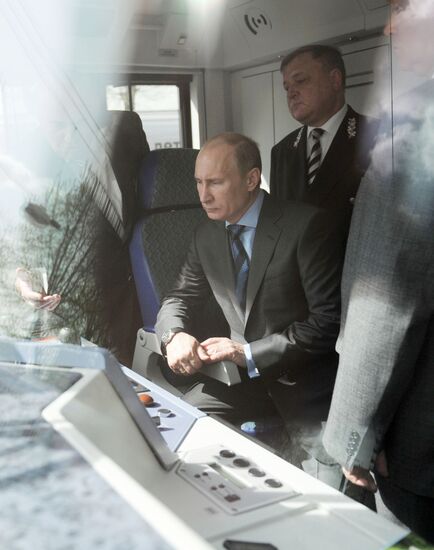 Vladimir Putin visits Russian Railways Company's Research Center