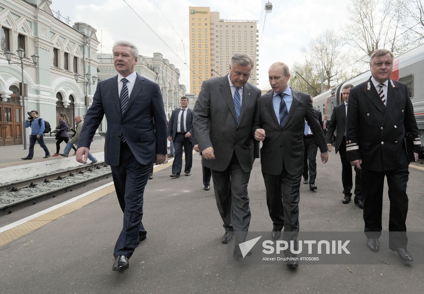 Vladimir Putin visits Russian Railways Company's Research Center