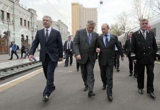 Vladimir Putin visits Russian Railways Company's Research Center