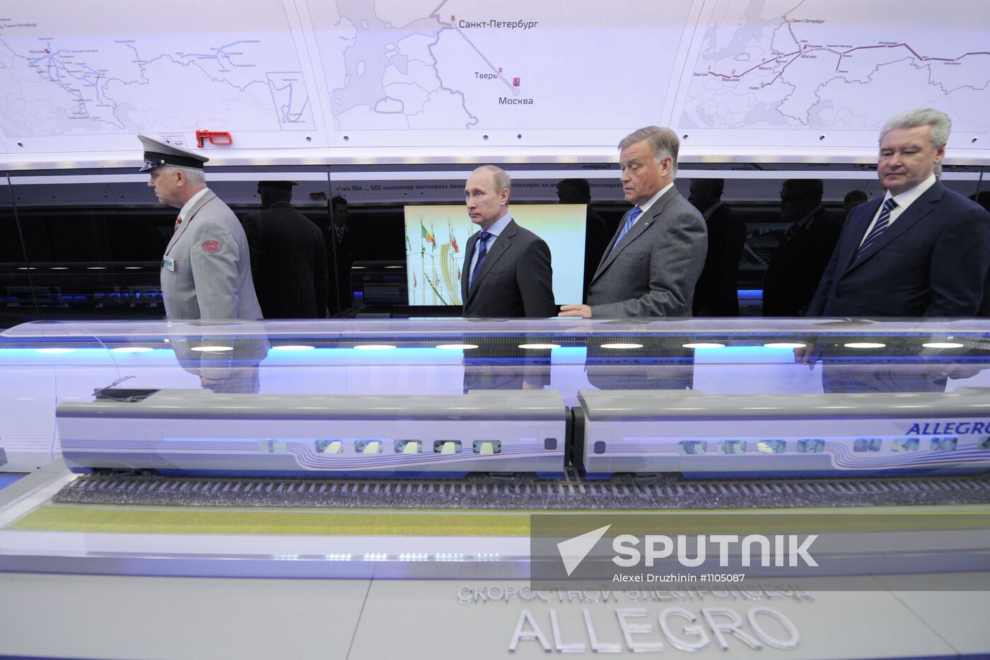 Vladimir Putin visits Russian Railways Company's Research Center