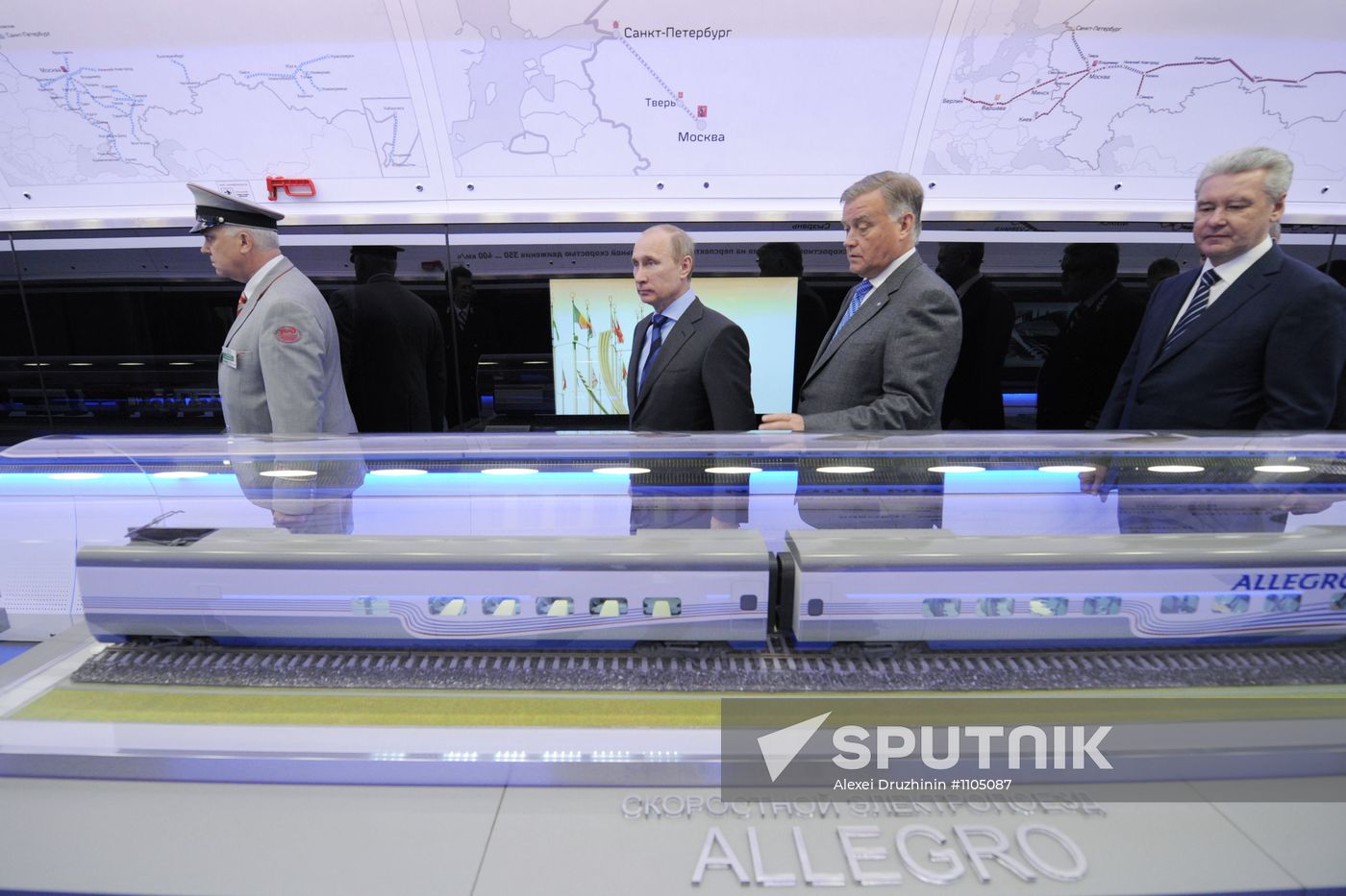 Vladimir Putin visits Russian Railways Company's Research Center