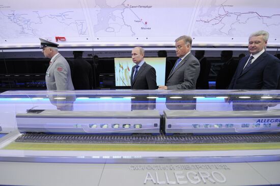 Vladimir Putin visits Russian Railways Company's Research Center