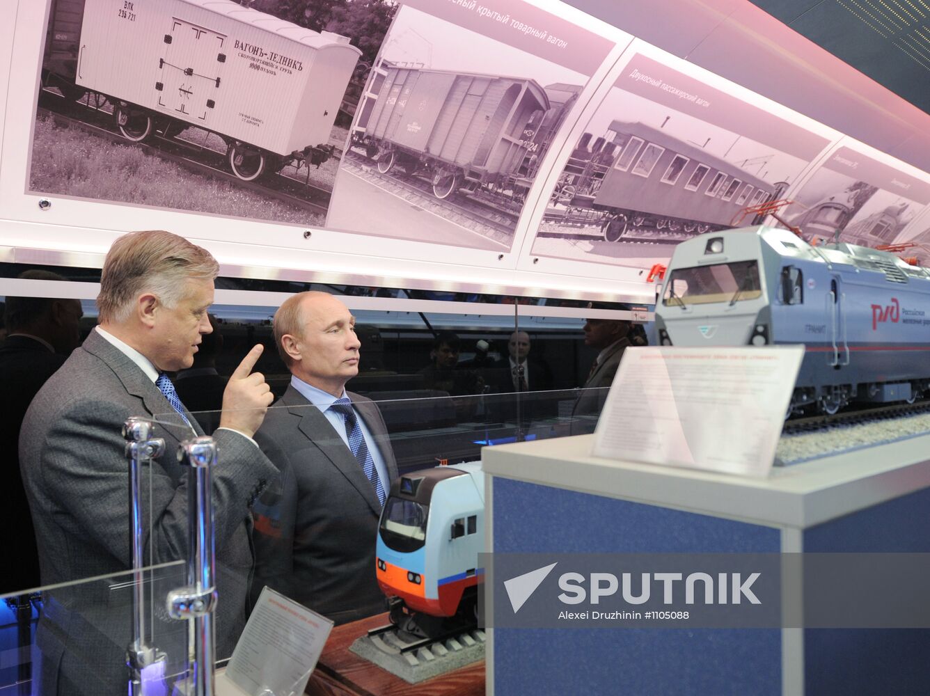 Vladimir Putin visits Russian Railways Company's Research Center