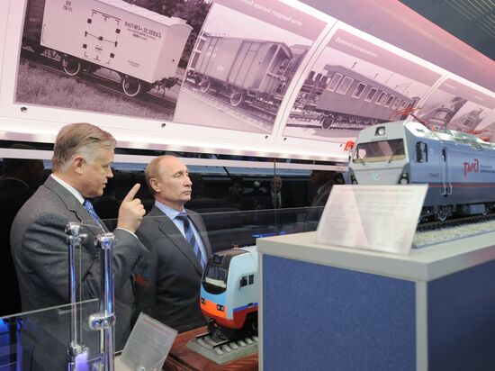 Vladimir Putin visits Russian Railways Company's Research Center