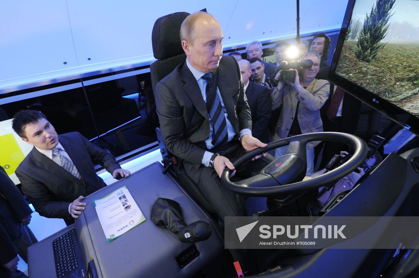 Vladimir Putin visits Russian Railways Company's Research Center