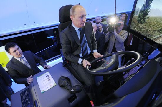 Vladimir Putin visits Russian Railways Company's Research Center