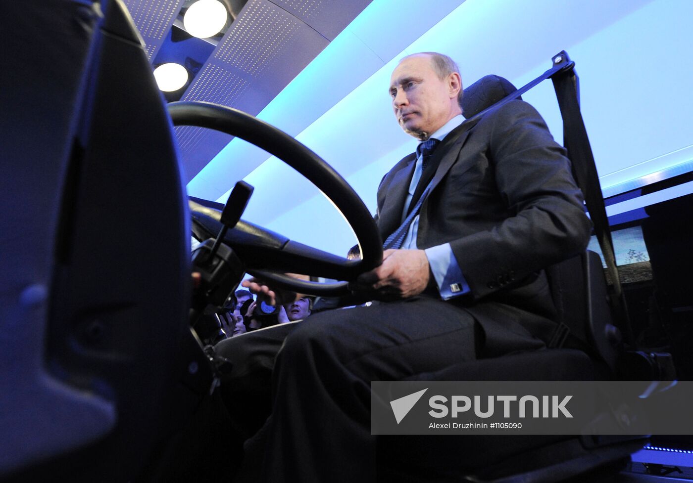 Vladimir Putin visits Russian Railways Company's Research Center