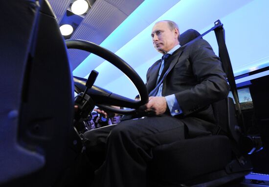 Vladimir Putin visits Russian Railways Company's Research Center