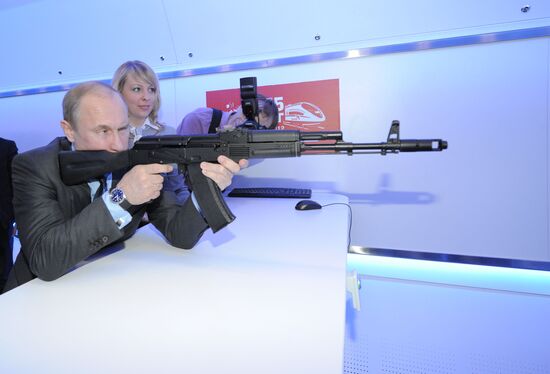 Vladimir Putin visits Russian Railways Company's Research Center