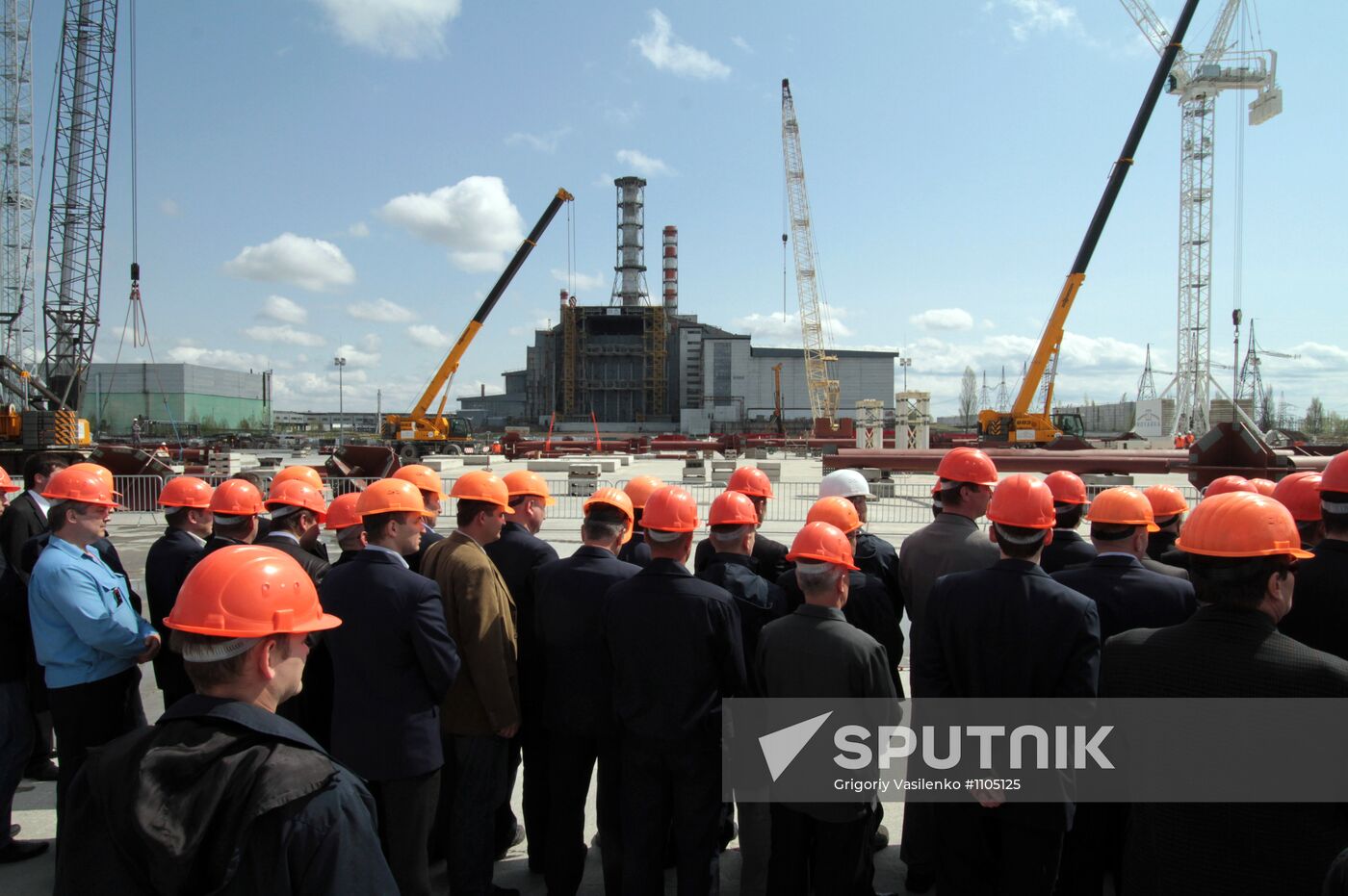 Construction of sarcophagus for reactor at Chernobyl NPP