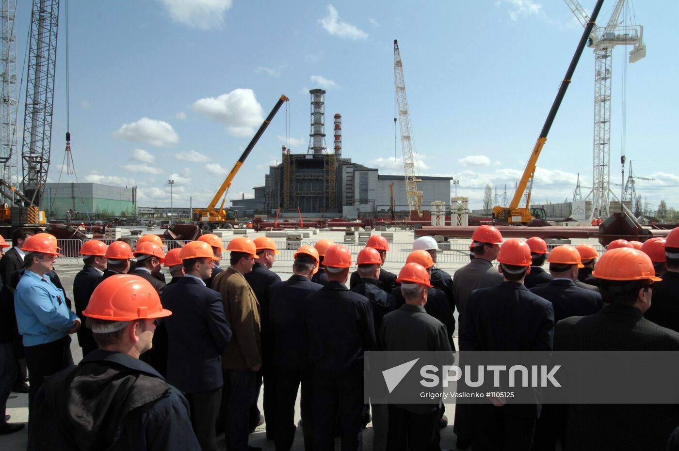 Construction of sarcophagus for reactor at Chernobyl NPP