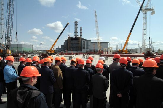 Construction of sarcophagus for reactor at Chernobyl NPP