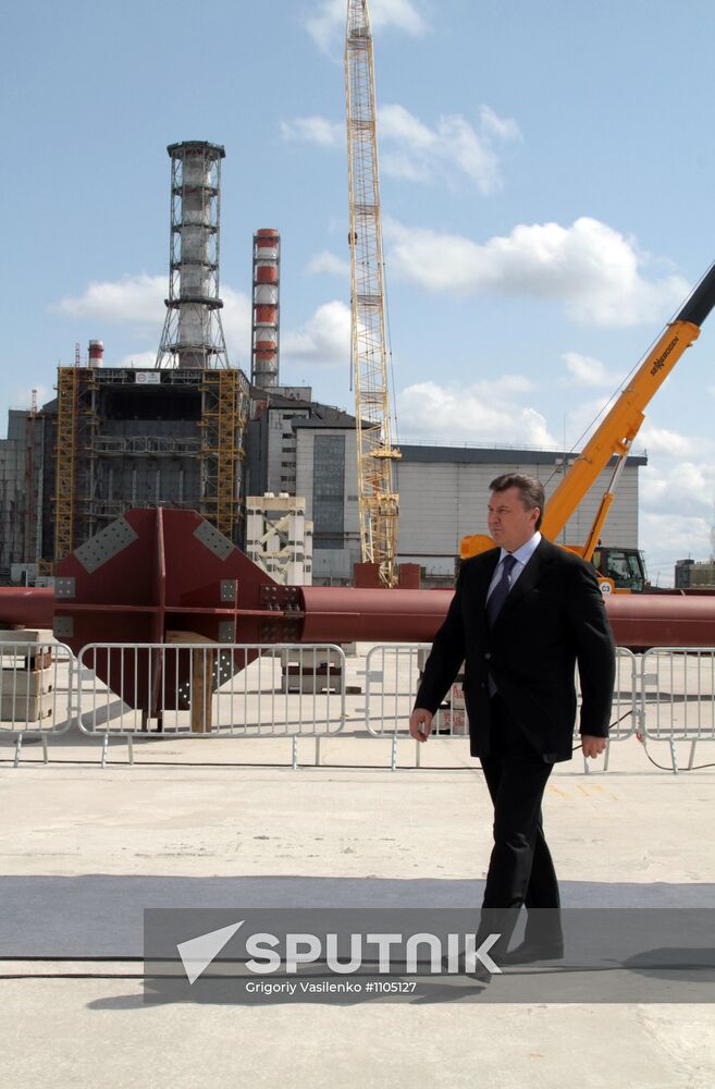 Construction of sarcophagus for reactor at Chernobyl NPP
