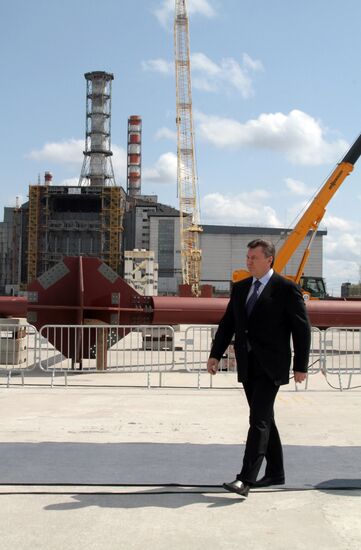 Construction of sarcophagus for reactor at Chernobyl NPP